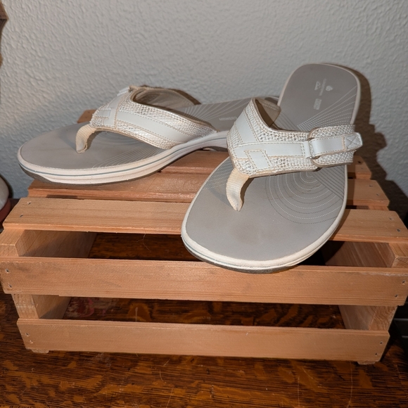 CLARKS Cloudsteppers Cushion Soft Sandals Flip Flops White Size 10 M - Picture 1 of 8